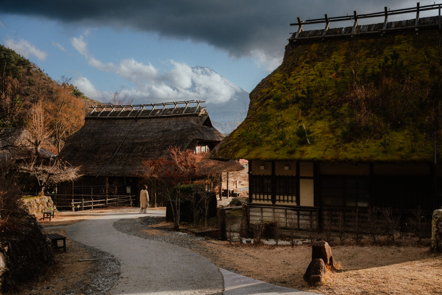 Case gasshō-zukuri sotto un cielo luminoso, Shirakawa-gō